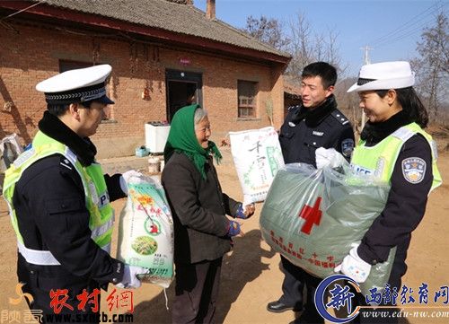 图为1月26日，渭南市交警支队临渭大队为秦岭山区贫困户送过年用品