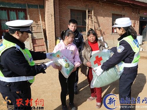 图为1月26日，渭南市交警支队临渭大队为山区贫困户候小婷送过年用品。