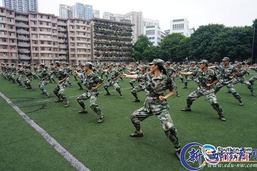 114名大学生聘为军训教官 “小公主”变铿锵玫瑰