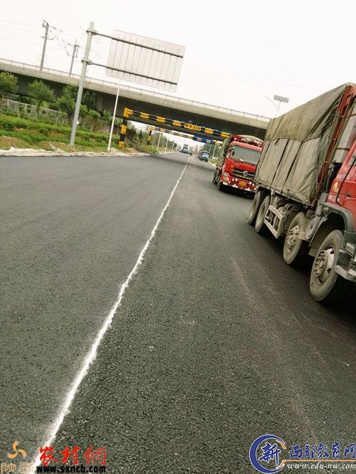 沿黄公路与郑（州）西（安）公路高铁桥附近拉运修路所用沥青的车辆