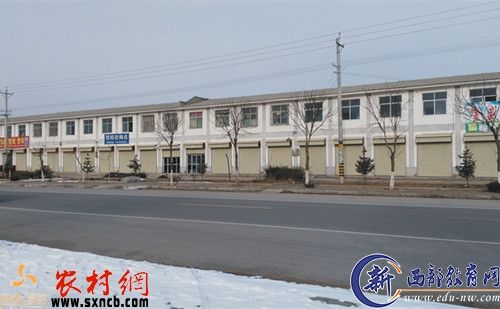 村委会对面住户墙面粉刷的工程款没人管让巩万鹏很伤心。