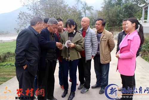 李金蔚在略阳徐家坪街口伏击战事发地采访村民