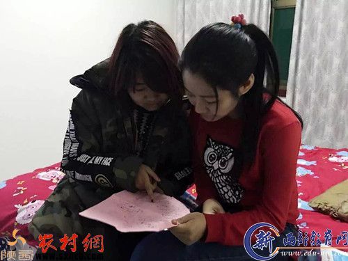 孙佩婷（左）与李金蔚在耀州移村村民家中商议采访