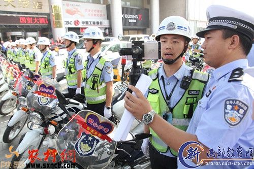 图为6月6日渭南交警临渭大队在高考期间适时开展直播活动服务高考。