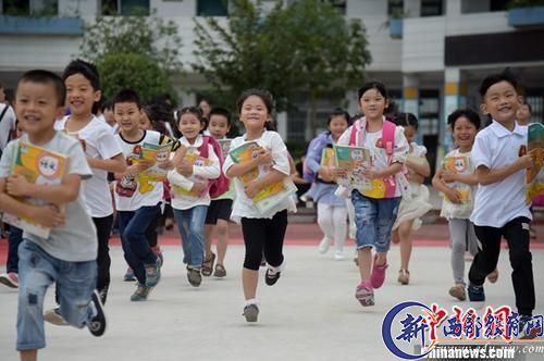 8月30日是安徽合肥市中小学入学报到的第一天，在蚌埠路第三小学，一年级的新同学怀抱新书本开心的走出教室，奔跑在校园里。<a target=